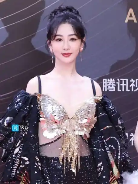 杨紫高跟鞋踢裙摆##腾讯视频星光大赏##星光大赏红毯##杨紫怼脸就头