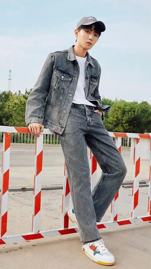 还宣传了champion ,没办法,代言太多浑身上下全是广告位94#王俊凯cl