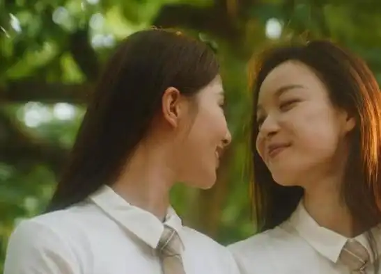 风情万种的倪妮,或许该为同性"擦边球"跌下神坛了