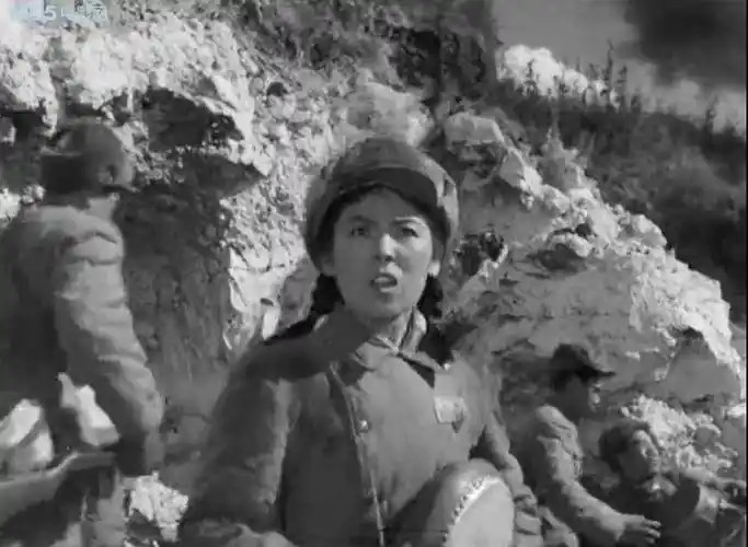 经典再现:电影《英雄儿女》中王芳给炊事班演节目遇敌机轰炸受伤