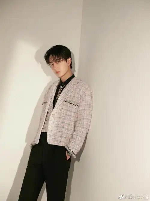 《洛阳》最新路透曝光!王一博宋轶同框参加宴席,身体间距引争议