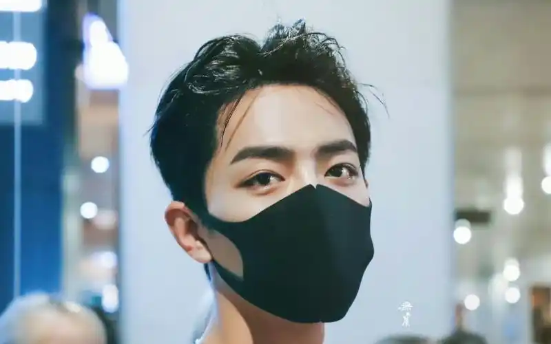 肖战大背头造型,好看的脸就是要全部露出来啊!