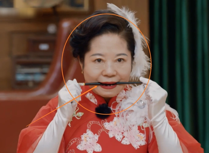 杨迪妈妈上礼仪课到咬筷子练露齿笑时她的表情管理令人笑喷