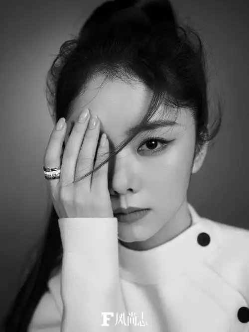 谭松韵风尚志十月刊封面##谭松韵粉发宫廷袖造型