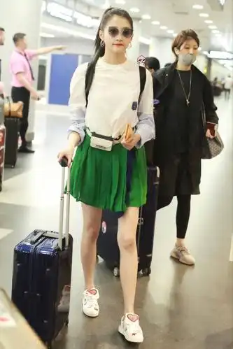 关晓彤青春永驻, 穿"小绿裙"清新活力, 脖子上的痣特惹眼