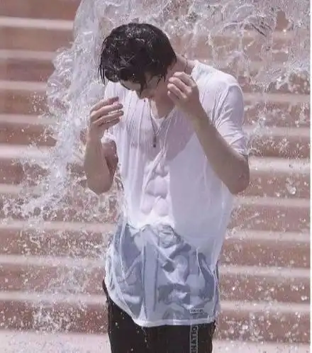 王一博性感腹肌