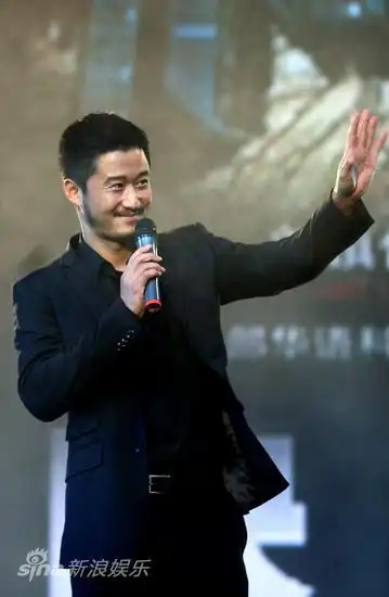 图文:《机器侠》首映--吴京蓄胡子