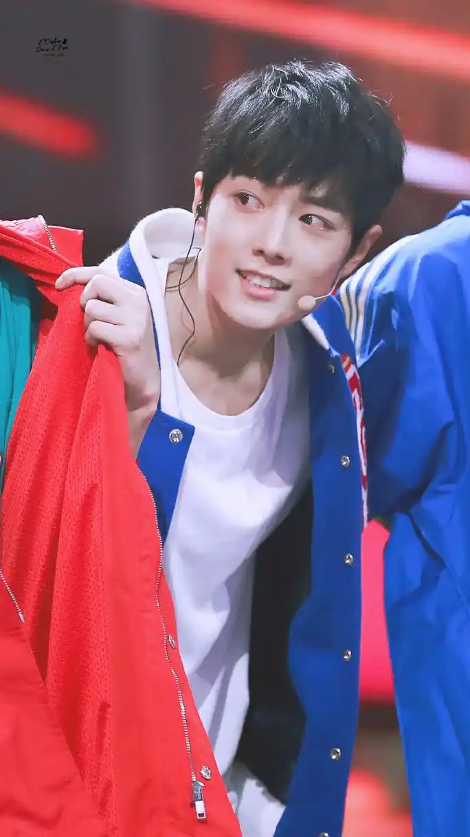 肖战17年舞台直拍#  哈哈,现成的图,我的元气小赞