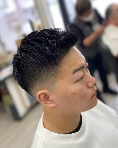 飞机头是一种十分立体的发型,一般需要借助头发自身的弹力才能更好地