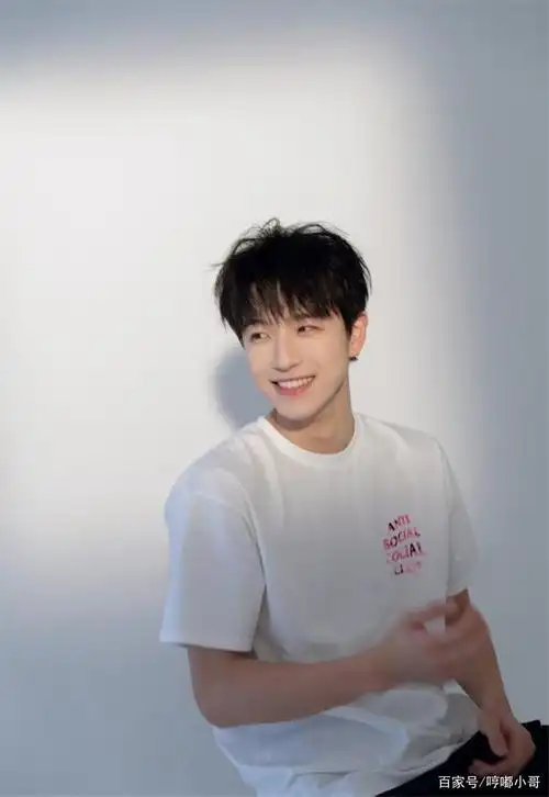 组图:爱笑的00后小鲜肉,被称为校草,原来气质男孩长这个样子!