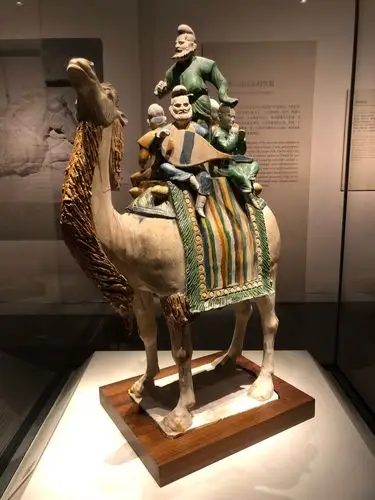 唐代陶骆驼载乐舞三彩俑
