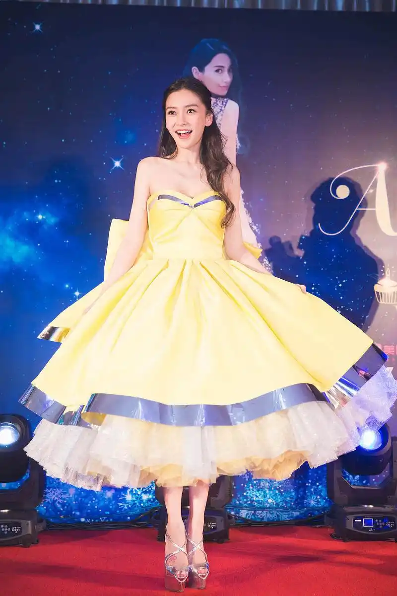 angelababy杨颖穿着黄色的抹胸晚礼服,是迪士尼跑出来的傲娇公主