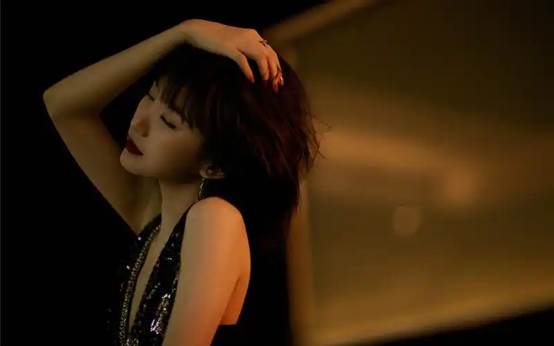 毛晓彤亮片吊带性感图片写真壁纸