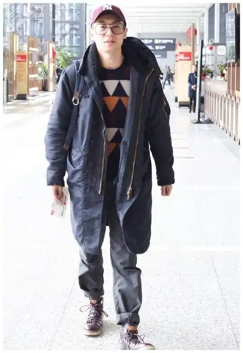 原创朱亚文穿毛衣外套走机场北欧风气质十足35岁充满少年感