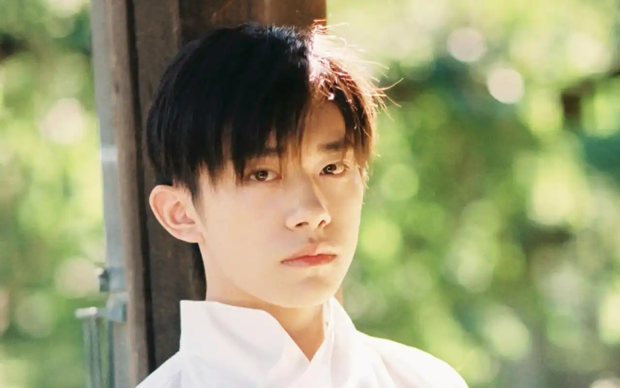 元气少年易烊千玺高清桌面壁纸图片