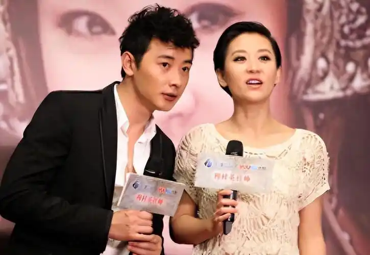 媒体更是封为"年度荧幕最般配情侣";戏里爱到戏外的苗圃与罗晋,现实中