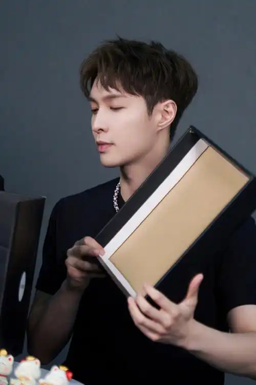 张艺兴超话240330 工作室更新《盒子里的猫》艺兴照片16p跳舞,解密