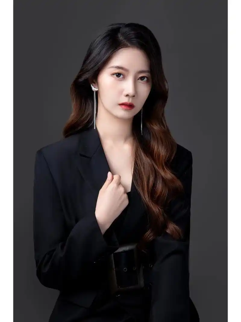 适合职场女性拍摄的职业形象照 可温婉大气,可酷飒干练 精致简洁的
