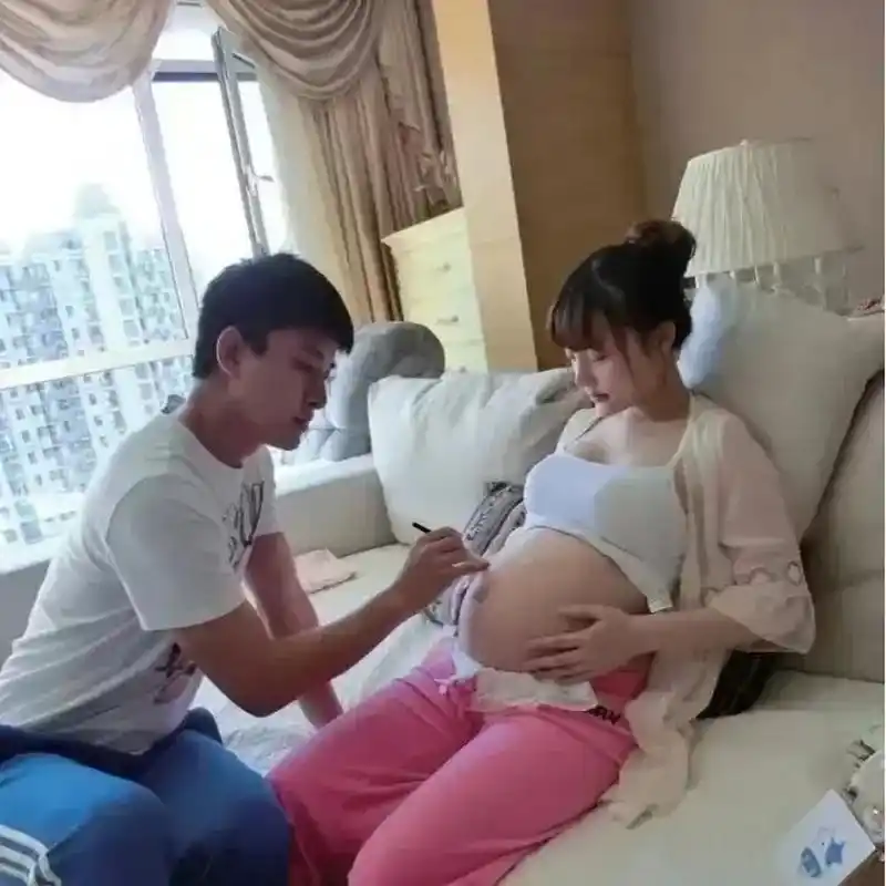 李小璐怀孕时,贾乃亮与她的恩爱画面,现在回头再看,好心酸的感觉.