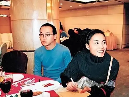 18岁李嫣近照曝光嘴唇疤痕消失气场强大身材高挑气质像王菲