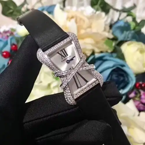 v6卡地亚cartierlibre系列小蛮腰wj306014腕表a在此弧度与圆形的设计