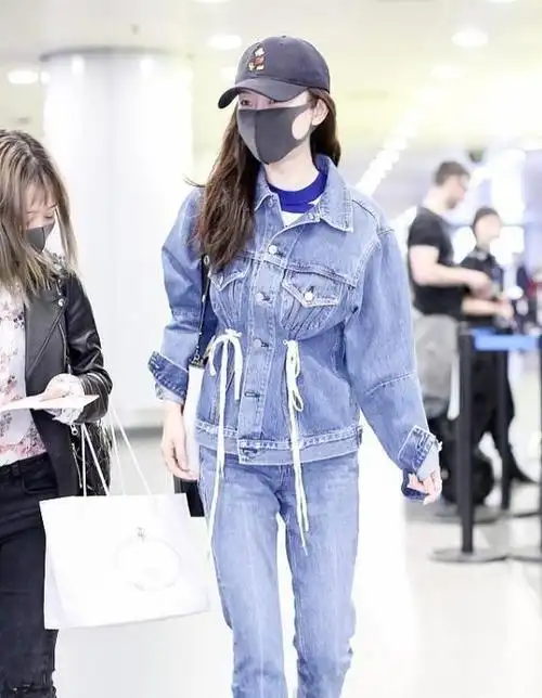 霍思燕这次的造型翻车了穿一身奶奶装现身机场看着老了十岁