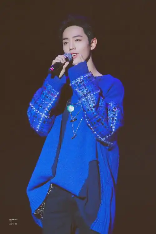 肖战#【肖战】身穿蓝色毛衣深情演唱《满足》的舞台战好帅,好温柔,好