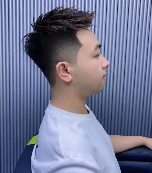 前刺头适合发质粗硬的男生,两边和后面剪短,顶部打薄以后头发呈现出