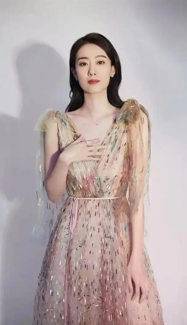 张小斐属于精致耐看型的女明星,穿衣很有品位