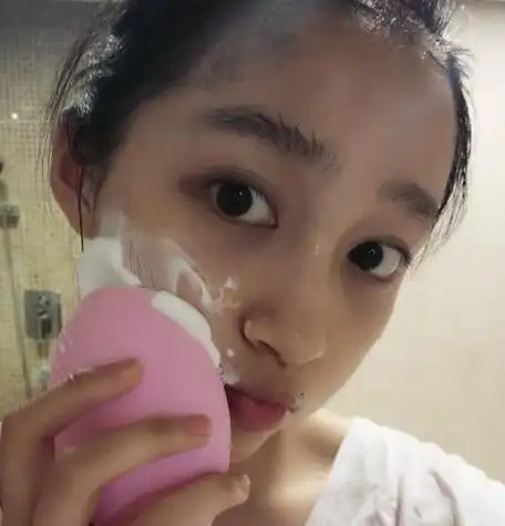 【图】关晓彤披发素颜照大放送 五官清秀大气漂亮