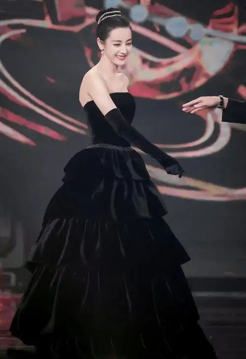 迪丽热巴赫本风造型直接封神!