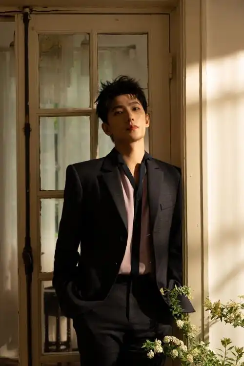 杨洋摘面具#谁懂,杨洋摘面具这个动作狠狠帅到我的心巴上~古希腊展苘