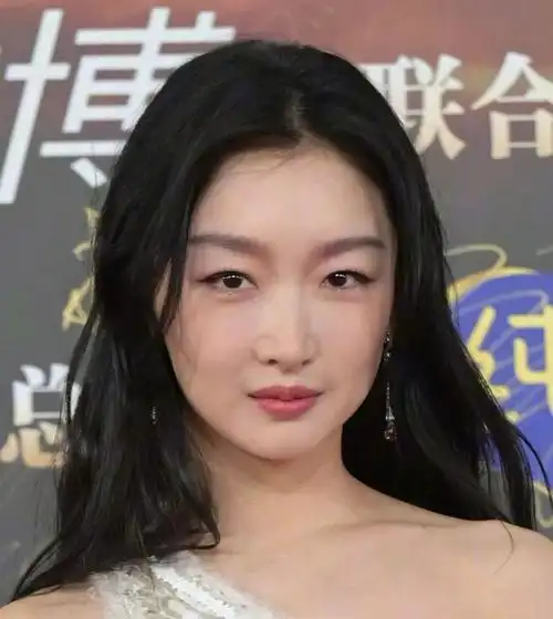 虽然发型师可能希望营造一种休闲随意的感觉,但看起来却有些凌乱.