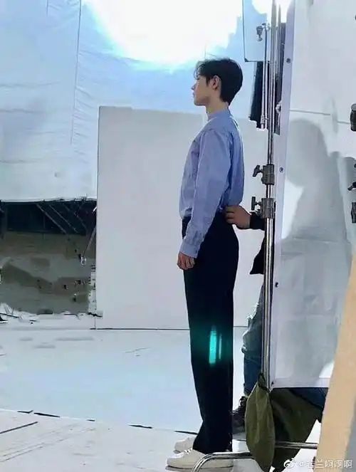 肖战很喜欢穿工装裤,或者把毛衣塞进裤腰里,可以想象他的腰有多细"