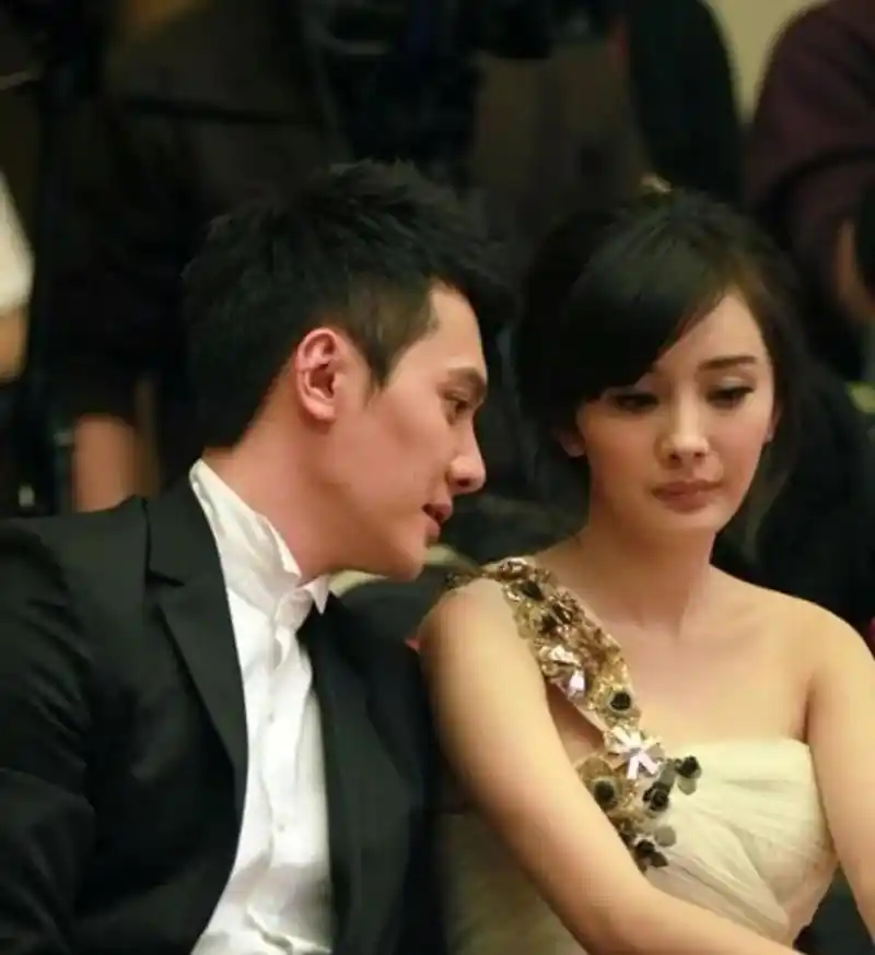 冯绍峰这是什么眼神?这是盯着杨幂哪里看呢?