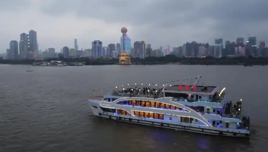 武汉人夏天的快乐又要回来了,武汉两江游船复航首日甲板几乎满座