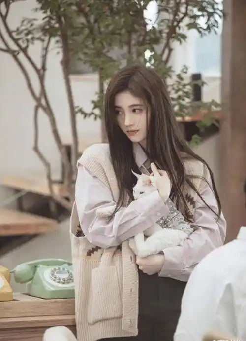 原创26岁鞠婧祎晒春游美照站在台阶上凹造型那刻确定身高159