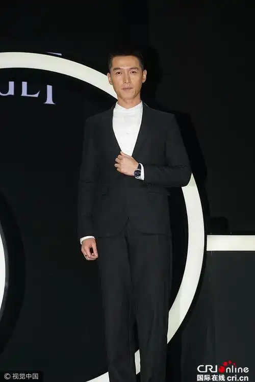 胡歌寸头帅气捞金:暑期打工