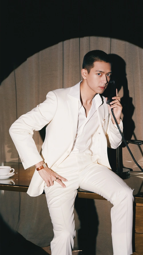 李现寸头帅气优雅写真