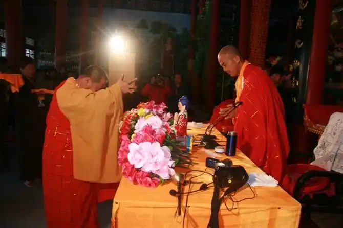 比如天气的好坏,与我们成佛就没有关系,我们坚决不去关心,天气好坏