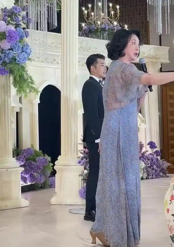金星参加干女儿的婚礼,穿透视长裙脚踩高跟鞋,网友:风头抢走了