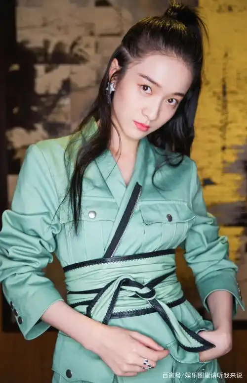 张雪迎初秋麻花辫大片曝光,俏皮清冷似林间精灵,非常迷人漂亮