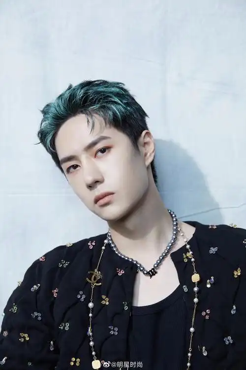 王一博最新造型,他身着黑色丝绒彩钻外套搭配珍珠项链