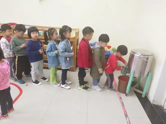 成龙幼儿园混龄级段安全教育《我会排队喝水》