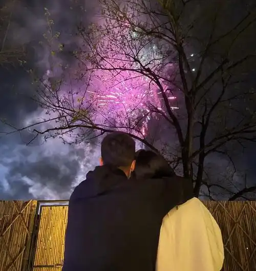 只属于小两口的浪漫!林峯搂张馨月看烟花恩爱甜蜜