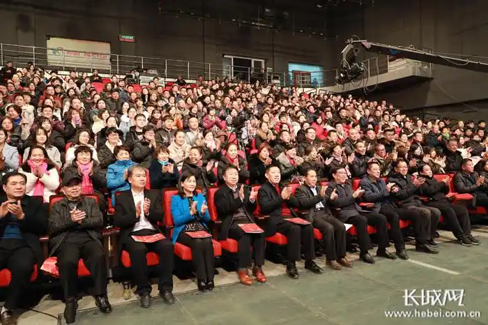 台下观众. 王贤亮 摄