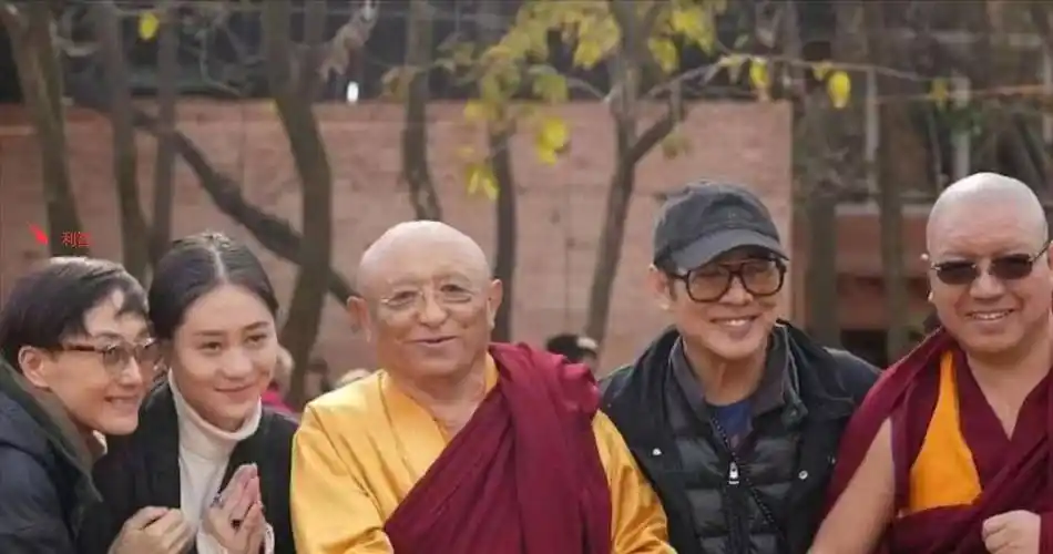 李连杰携家人旅行,62岁利智露面:短发老花镜,展现真实生活_女儿_身体