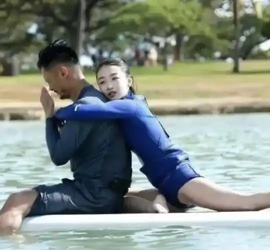 周冬雨尴尬泳衣秀,爱情火花下的爆笑乌龙,网友:还是换个泳裤吧_余文乐