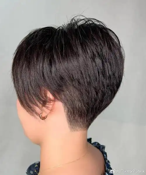 女人过了48岁,短发推荐这三种,漂亮时尚很显年轻