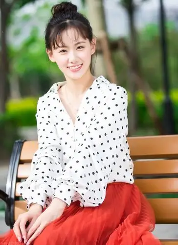 李嘉雯形象清纯甜美,身上兼古典与现代的双重气质